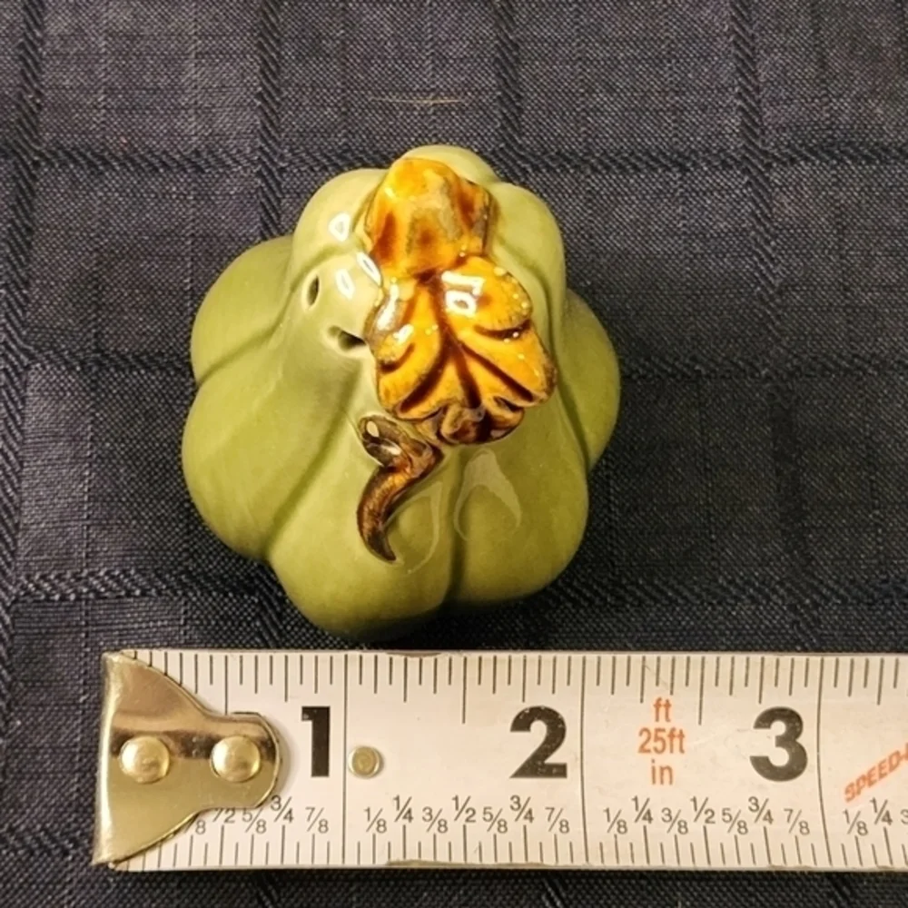Cracker Barrel Green Pumpkin Salt And Pepper Shakers‎